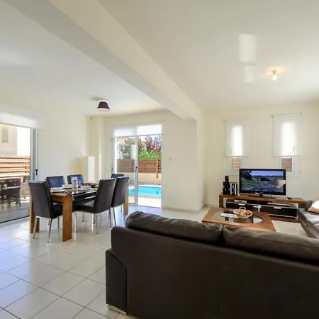 Beautiful With Private Pool, 1231 Παραλίμνι